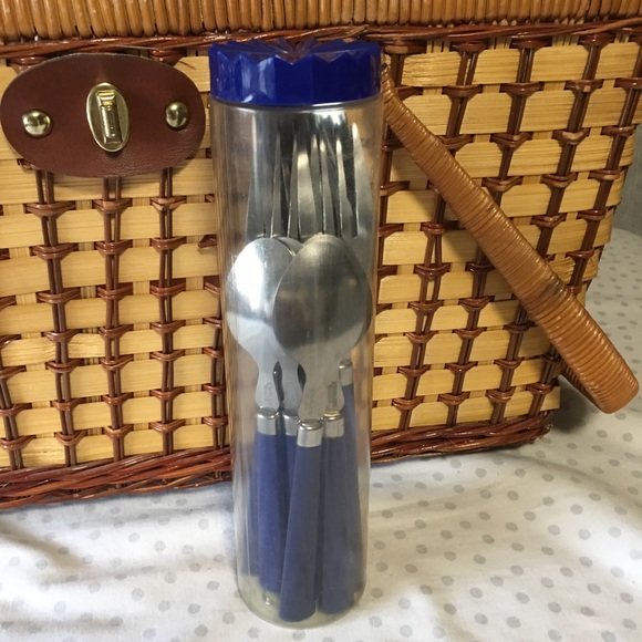 VINTAGE Old School Picnic Basket With Dishes & blue handle silverware EUC - Picture 9 of 10
